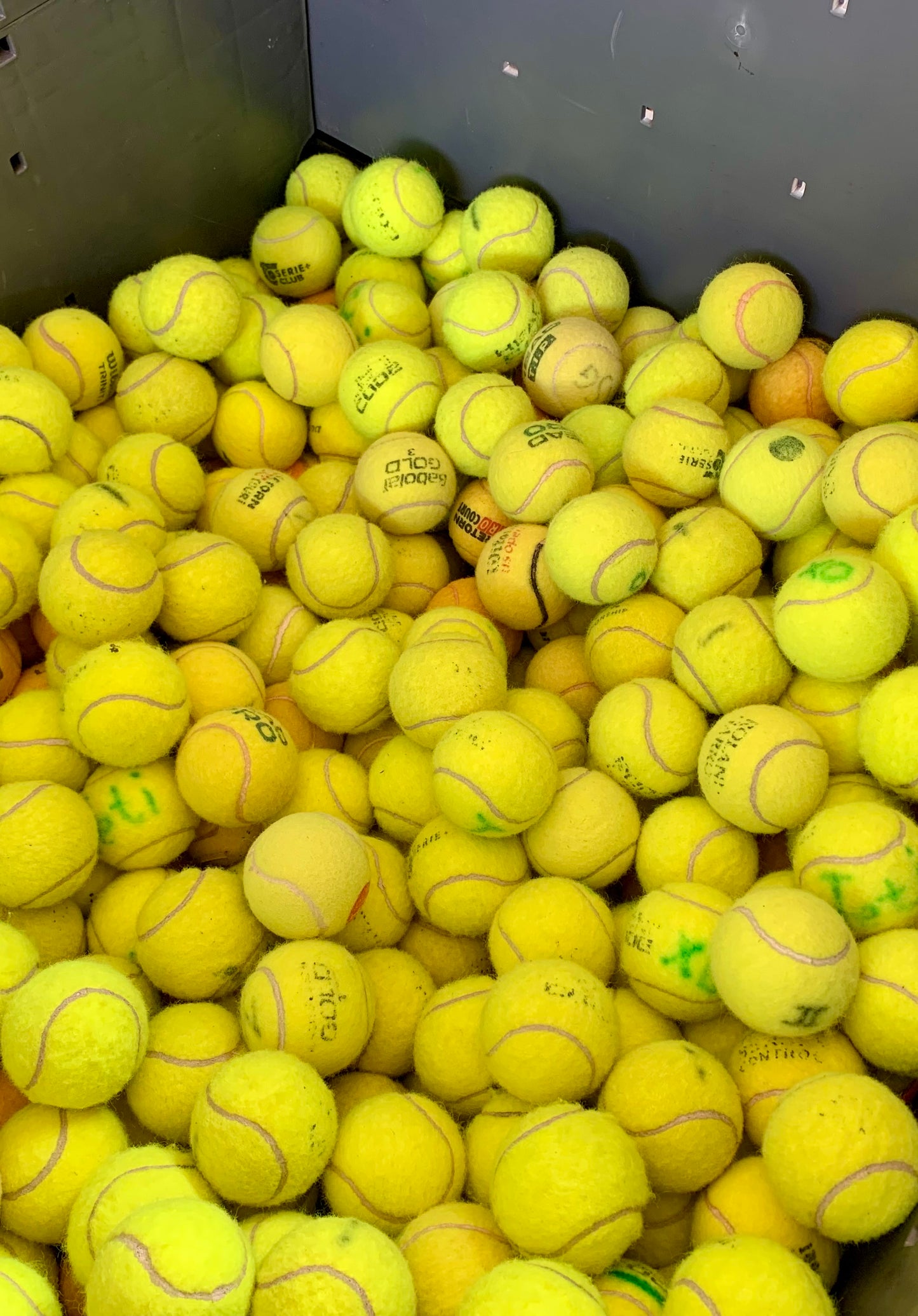 200x Tennis Balls in Mixed Condition β Well-Known Brands at a Reduced Price