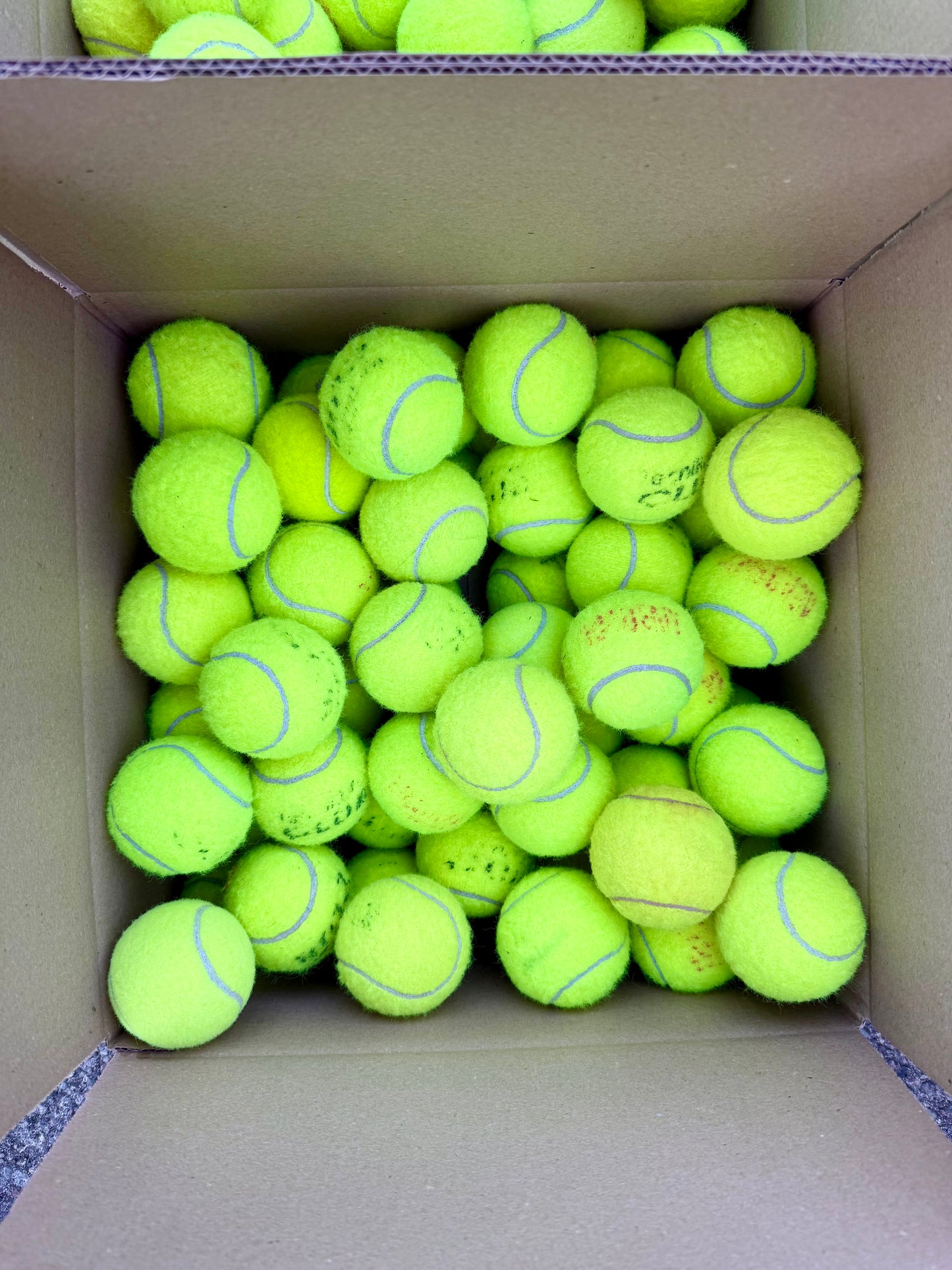 100x Tennis Balls in Good Condition – Well-Known Brands at a Reduced Price
